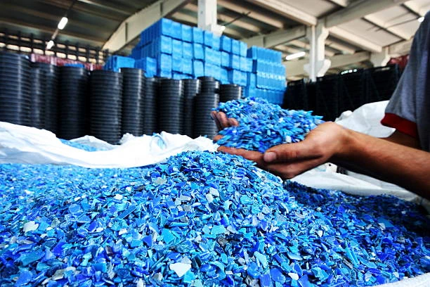 Reciclagem de galao plastico em Niterói